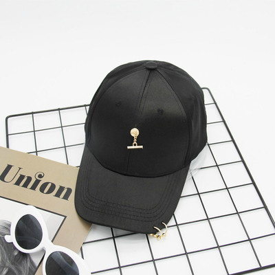 Уникална дамска спортно-елегантна шапка с козирка и златиста висулка