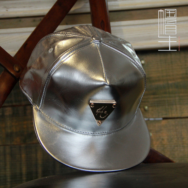 Страхотна сребриста дамска шапка с козирка