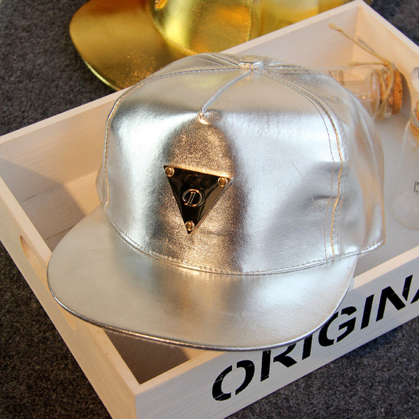 Страхотна сребриста дамска шапка с козирка