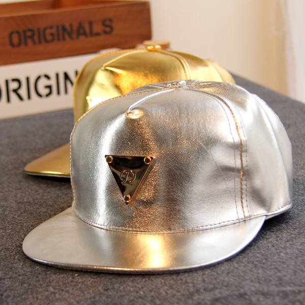 Страхотна сребриста дамска шапка с козирка