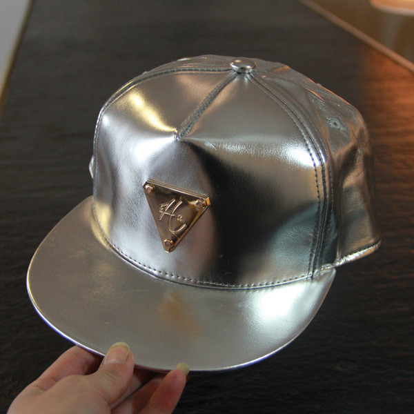 Страхотна сребриста дамска шапка с козирка