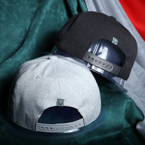 Μεγάλη unisex καπέλο με ένα ευθύ χείλος