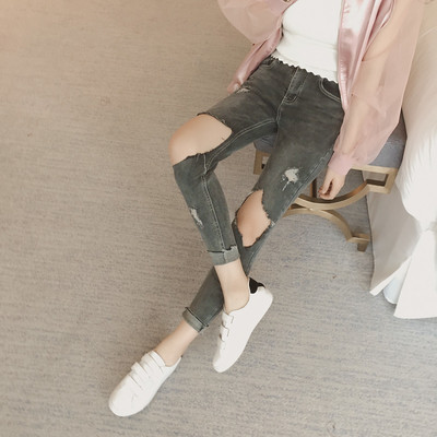 τζιν σύγχρονες γυναίκες με σκισμένα γόνατο και 7/8 πόδι