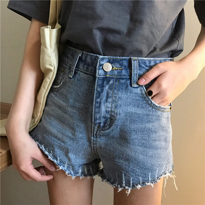 Οι γυναίκες σύντομο τζιν με υψηλή μέση