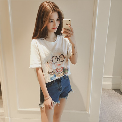 Μεγάλη κυρίες μπλούζα με κοντό μανίκι και απλικέ