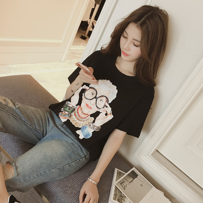 Μεγάλη κυρίες μπλούζα με κοντό μανίκι και απλικέ