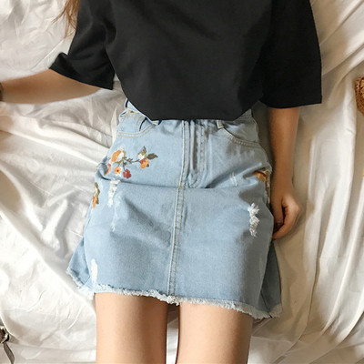 Σύντομη κυρίες τζιν φούστα με όμορφα κεντήματα