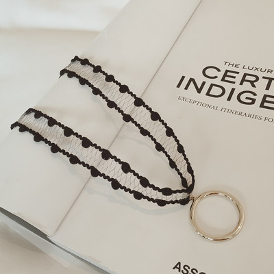 Изключително нежен дамски чокър с халка