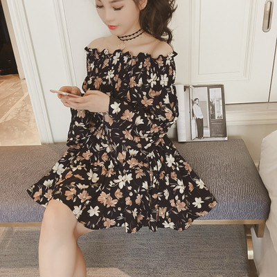 Πολλά όμορφα πολύχρωμα κυρίες φόρεμα με έναν ώμο