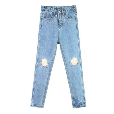 Страхотни дамски впити дънки с крачол в 7/8 и много нежна бродерия