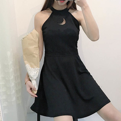 Спортно-елегантна дамска черна рокля с голи рамене