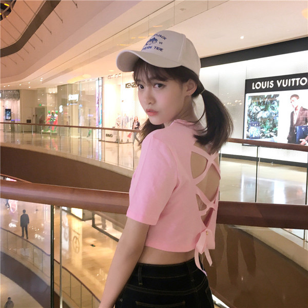 μπλούζα Πολύ ενδιαφέρουσα κοπέλα με μακριά μανίκια και δεσμούς πίσω