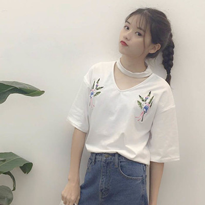 Μεγάλη κυρίες μπλούζα με κοντά μανίκια σε τρία χρώματα και κεντήματα των λουλουδιών