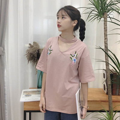 Μεγάλη κυρίες μπλούζα με κοντά μανίκια σε τρία χρώματα και κεντήματα των λουλουδιών