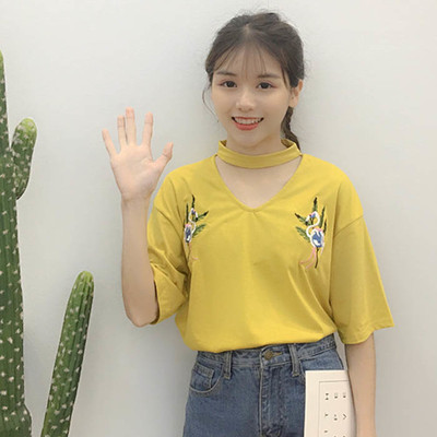 Μεγάλη κυρίες μπλούζα με κοντά μανίκια σε τρία χρώματα και κεντήματα των λουλουδιών