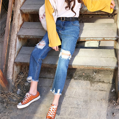 Εξαιρετικά μοντέρνα  γυναικεία τζην με σχισμένα γόνατα και  μήκος 7/8 