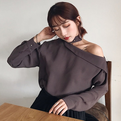 Μεγάλη πουκάμισο κυρία με την πτώση του αγκώνα σε δύο χρώματα