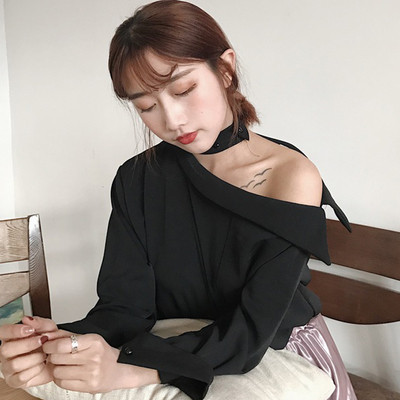 Μεγάλη πουκάμισο κυρία με την πτώση του αγκώνα σε δύο χρώματα