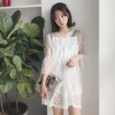 Μεγάλη κυρίες που με μεταξωτά κεντήματα των δύο μερών