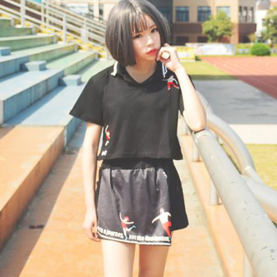 Μεγάλη κυρίες που από δύο μέρη που περιλαμβάνει ένα T-shirt με κοντά μανίκια και σορτς