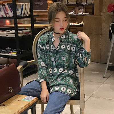 Μεγάλη κυρίες shirt με ρετρό μοτίβα