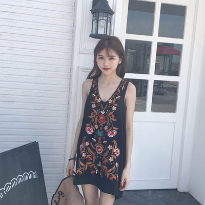 Πολλές όμορφες κυρίες κοντό μαύρο φόρεμα με στολίδια