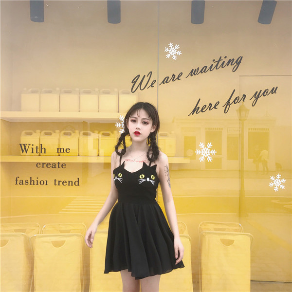 Κυρίες κοντό μαύρο φόρεμα με τα γατάκια κέντημα προτομή