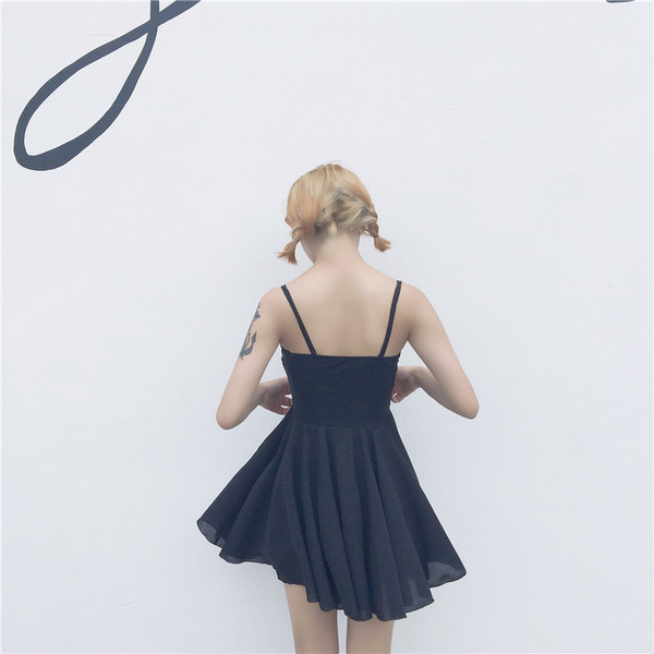 Κυρίες κοντό μαύρο φόρεμα με τα γατάκια κέντημα προτομή