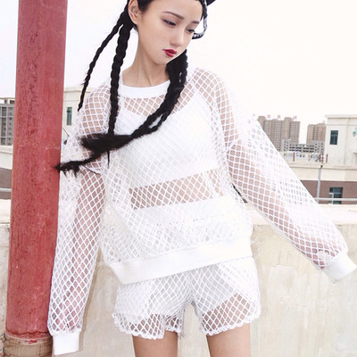 Υπερβολικό κυρίες δύο μέρη που σε δύο χρώματα