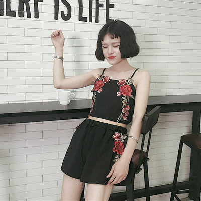 Εξαιρετικά όμορφο και φρέσκο κυρίες σετ των 2 τμημάτων με κεντημένα τριαντάφυλλα