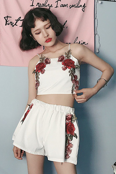 Εξαιρετικά όμορφο και φρέσκο ​​κυρίες σετ των 2 τμημάτων με κεντημένα τριαντάφυλλα