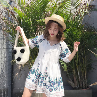 Σύντομη κυρίες Sharenka φόρεμα κατάλληλο για τις ζεστές μέρες του καλοκαιριού