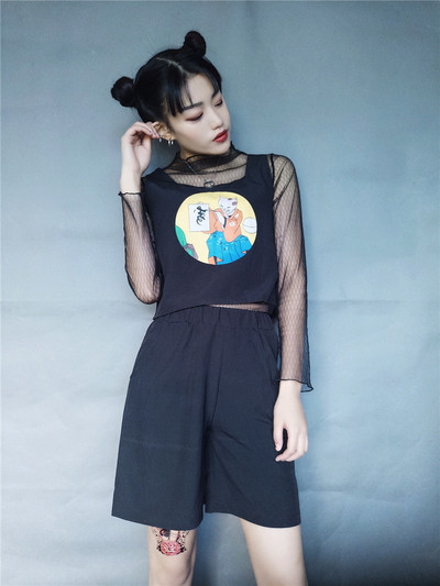 Μοναδικά κυρίες συναρμολόγηση των δύο μερών που περιλαμβάνει ένα άνω με μανίκια ματιών και ευρύ σορτς