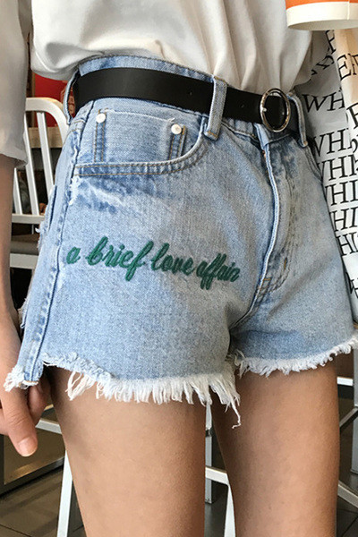 Дамски къси дънкови панталони с реснички и надпис