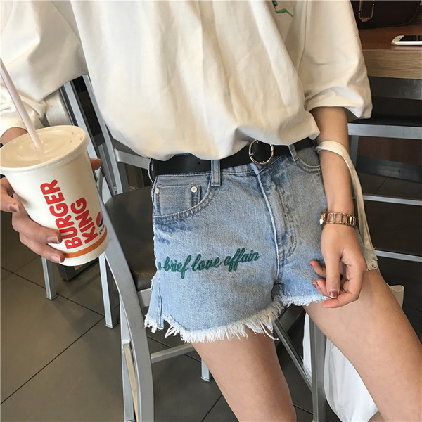 Дамски къси дънкови панталони с реснички и надпис