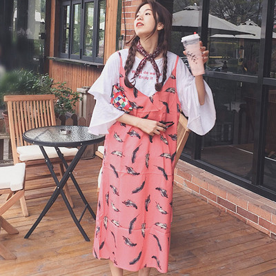 Μακριά κυρίες καθημερινά φόρεμα με φτερά apilkatsiya