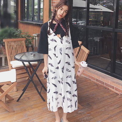 Μακριά κυρίες καθημερινά φόρεμα με φτερά apilkatsiya