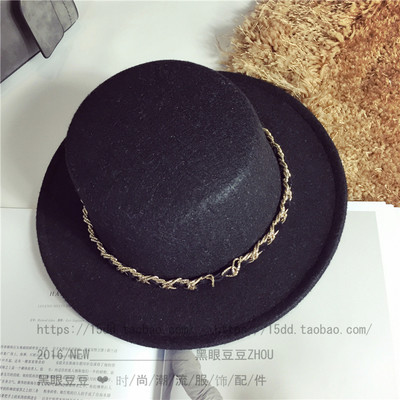 Ежедневна шапчица в няколко различни цвята със златиста нишка