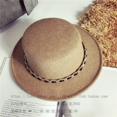 Ежедневна шапчица в няколко различни цвята със златиста нишка