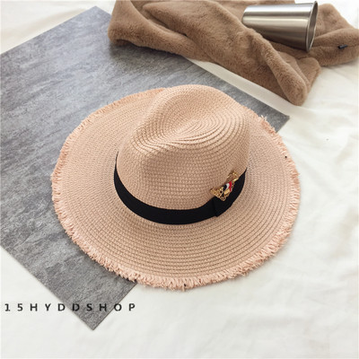 Дамска ежедневна шапка със златиста верижка от едната страна