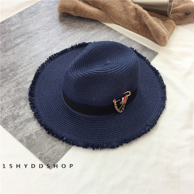 Дамска ежедневна шапка със златиста верижка от едната страна