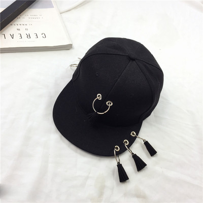 Черна шапка в три различни екстравагантни модела