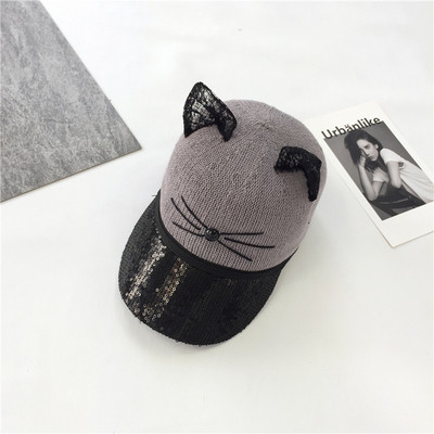 Μεγάλη κυρίες καπέλο με γείσο από πούλιες και τα αυτιά της γάτας