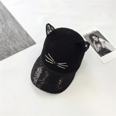 Μεγάλη κυρίες καπέλο με γείσο από πούλιες και τα αυτιά της γάτας