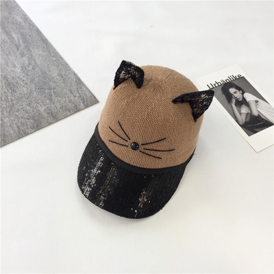 Μεγάλη κυρίες καπέλο με γείσο από πούλιες και τα αυτιά της γάτας