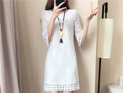 Μεγάλη κυρίες δαντέλα φόρεμα σε μαύρο και άσπρο με πολύ όμορφα στολίδια στα μανίκια