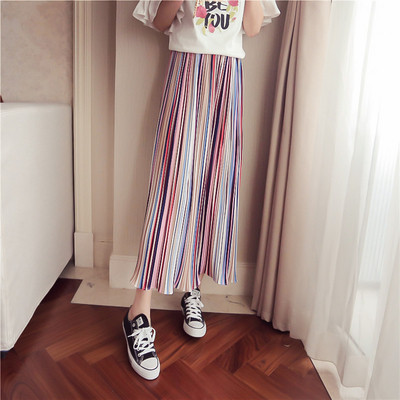 Μεγάλη κυρίες ευρύ παντελόνι ριγέ κατάλληλο για τις ζεστές μέρες του καλοκαιριού