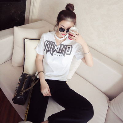 μπλούζα καθημερινές γυναίκες με κοντά μανίκια και μια επιγραφή σε δύο χρώματα