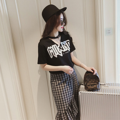 μπλούζα καθημερινές γυναίκες με κοντά μανίκια και μια επιγραφή σε δύο χρώματα