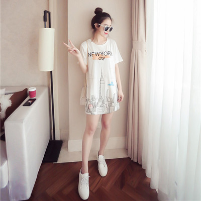 Ένα μεγάλο πολλές όμορφες κυρίες μακρύ μπλούζα με κοντά μανίκια και απλικέ